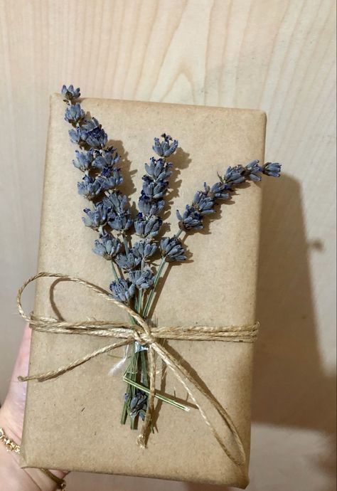 Cute Gift Wrapping Ideas Christmas Brown Paper, Gift Wrapping For Birthday, Birthday Wrapping Aesthetic, Present Wrapping Ideas Birthday, Wrapped Birthday Presents Aesthetic, Aesthetic Present Wrapping, Presents Aesthetic Birthday, Cute Wrapping Ideas Birthday, Pretty Gift Wrapping Ideas Birthday