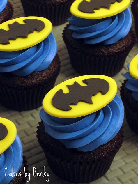 Batman Cupcakes :) Batman Cake And Cupcakes, Batman Birthday Cupcakes, Batman Cupcakes Ideas, Batman Desserts, Batman Party Food, Batman Cupcakes, Espresso Cupcakes, Batman Baby Shower, Cake Themes