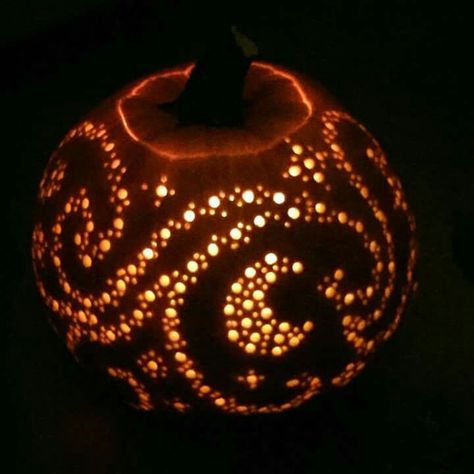 Pretty Carved Pumpkins, Pumpkin Carving Pretty, Trendy Pumpkin Carving Ideas, Nature Pumpkin Carving Ideas, Cute Pumpkin Carving Ideas Aesthetic, Pretty Pumpkin Carving, Pretty Pumpkin Carving Ideas, Cute Pumpkin Carvings, Pumpkin Carving Ideas Aesthetic