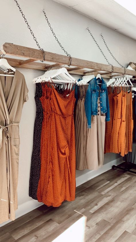 Clothing Store Wall Design, Women Clothing Boutique Decor, Online Boutique Storage Ideas, Boutique Wall Ideas, Small Clothing Store Ideas, Clothing Display Ideas Boutiques Small Spaces, Thrift Boutique Ideas, Boutique Retail Display, Fall Boutique Ideas