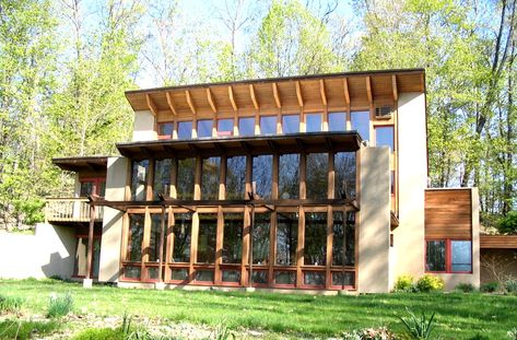 Case Study: Solar Space Heating in action - Lafayette, NJ - Two-story sunspace, mass concrete walls & floors, and earth-sheltering provide 65% of heat. Broad... Passive Solar House Plans, Solar House Plans, Eco Houses, Earth Sheltered Homes, Passive Solar Heating, Passive Solar Homes, Solar Home, Passive Solar Design, Earth Sheltered