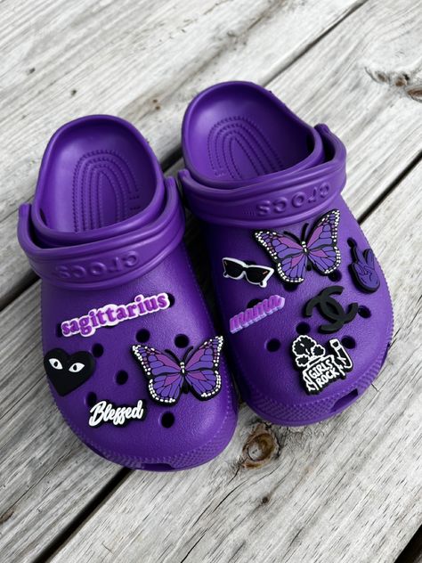 Purple Crocs With Charms, Purple Crocs With Jibbitz, Croc Inspiration, Croc Ideas, Cool Crocs, Crocs With Jibbitz, Crocs Aesthetic, Crocs With Charms, Purple Crocs