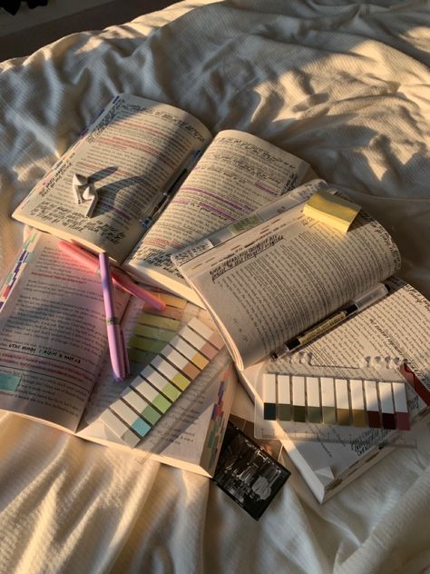 Book Annoting Aesthetic, Note Book Aesthetic, Studying Motivation Aesthetic, Magic Bookshelf, Notes Psychology, Psychology Aesthetic, Book Annotation Tips, Annotated Books, Back To University