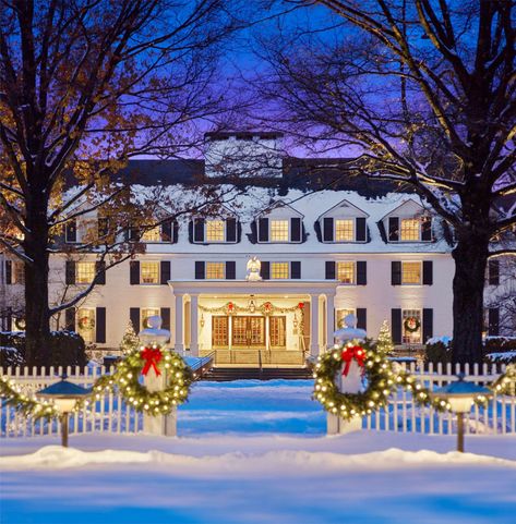 These Four U.S. Hotels Are Known for Their Amazing Holiday Displays House Christmas Decorations, Vermont Christmas, New England Christmas, Best Christmas Quotes, Breakers Palm Beach, Outdoor House, Christmas Town, Old Fashioned Christmas, Christmas Movie