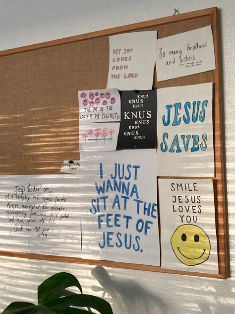 Christian Cork Board Ideas, Aesthetic Christian Decor, Christian Girl Bedroom, Christian Board Ideas, Jesus Room Decor, Prayer Board Ideas How To Make, Prayer Corner Ideas Bedrooms Christian, Prayer Closet Ideas Decor, Christian College Dorm