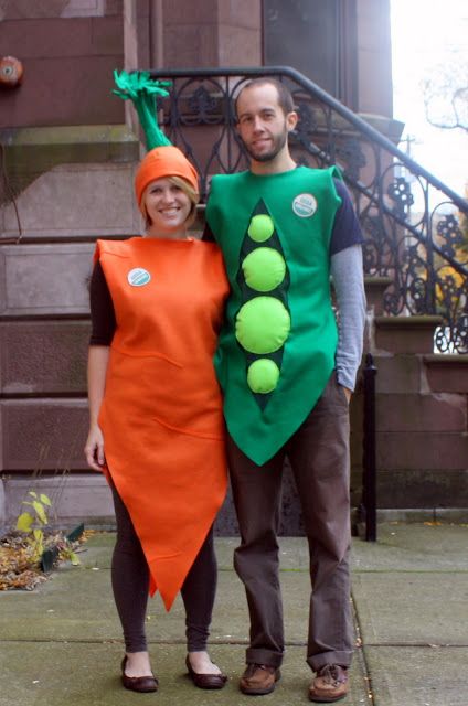 Handmade Peas and Carrots Costume (and they're even organic peas and carrots!) Siblings Costumes, Vegetable Costumes, Veselý Halloween, Football Halloween, Sibling Halloween Costumes, Sibling Costume, Purim Costumes, Themed Halloween Costumes, Vegan Halloween