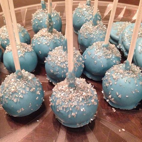 Cake Pops Frozen Theme, Anna And Elsa Cakes Birthday, Elsa Treats, Frozen Theme Cake Pops, Frozen Cake Pops Ideas, Elsa Desserts, Movie Cake Pops, Elsa Cake Pops, Frozen Cakepops