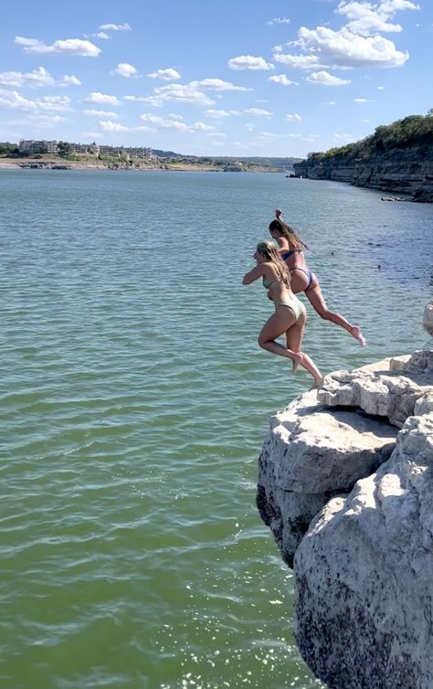 Trendy pictures with friends Jumping Into Lake, Hume Lake, Lake Activities, Trip Games, Lake Travis, Lake Trip, Travel Games, Lake