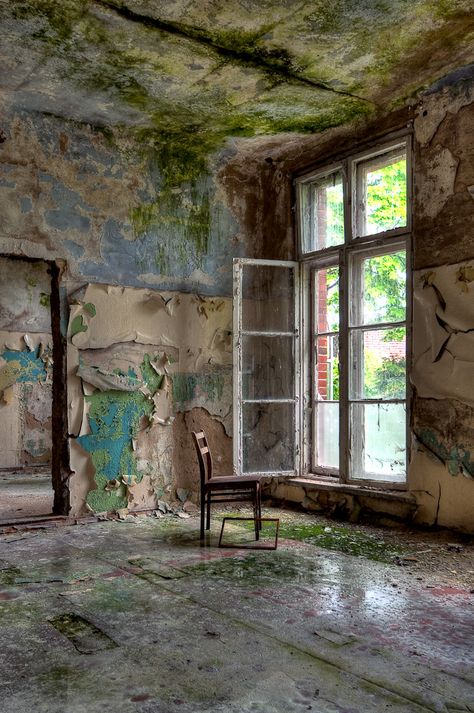 Decaying House, Decaying Buildings, Decay Photography, Urban Decay Photography, Bühnen Design, Photography Texture, Photography Graffiti, Abandoned Asylums, Abandoned Property