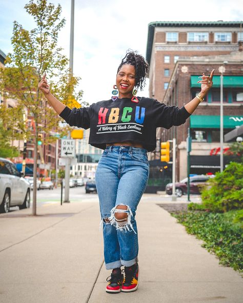 HBCU Homecoming looks are still poppin’ and I’m out here reppin’ in this DIY cropped HBCU sweatshirt 🔥 Paired with distressed denim and kicks to match, we’re keeping it cute, comfy, and all about Black excellence! 💯 This look is perfect for GAME DAY! Tap into my stories for the full details! 🏃🏾‍♀️ 📸 @throughdemis_.lens Earrings: @31and13 #hbcuhomecoming #hbcu Hbcu Homecoming Outfits Black Woman, Hbcu Homecoming Outfits Tailgate, Hbcu Homecoming Outfits, Homecoming Looks, Cropped Sweatshirt Outfit, Hbcu Homecoming, Sweenee Style, Homecoming Outfits, Sweatshirt Outfit