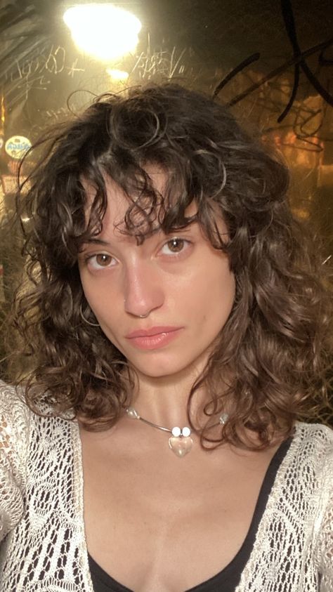 Shaggy Short Hair With Bangs Curly, Curly Hair Shoulder Length Bangs, Curly Hair Bangs Layers, Short Messy Wavy Hair, Shaggy Short Curly Hair, Curly Hair Bangs Short, Highlights On Short Curly Hair, Medium Curly Shag With Bangs, Oval Face Curly Haircuts