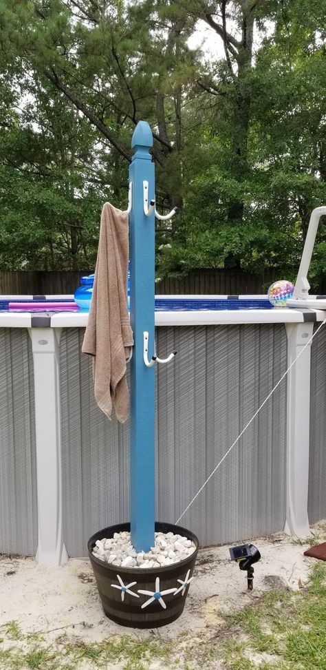 Pool Towel Stand. I made this one for my Dad. I used a 6 1/2 foot treated 4x4 and added a post cap to the top. I used garage hooks, painted them a cream color to match the starfish. Placed the 4x4 in a flower pot with a few inches of quick-create to keep it centered and upright.  Then put sand on top of quick-crete and added rocks of top. Pool Deck Decorations, Balkon Decor, Pool Hacks, Window Planters, Pergola Ideas, Window Planter Boxes, Diy Pool, Pool Decor, Backyard Makeover