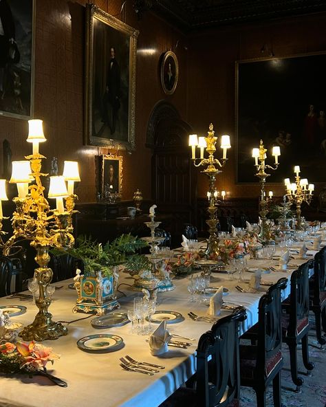 The beauty of traditionalism and baroque. A gorgeous long, grand dining table, layered with lanters and expensive crockery. Old money dining, old money aesthetic at Penrhyn castle, North wales Old Money House Dining Room, Dining Room Old Money, Old Money Table Setting, Victorian Tablescapes, Expensive Dinner Aesthetic, Royal Party Aesthetic, Royal Dinner Table, Old Money Dining Room, Old Money Dinner