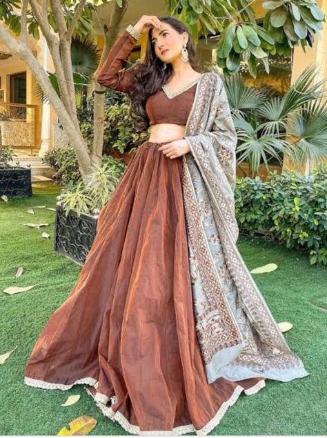 Royal Lehenga, Chanderi Lehenga, Simple Lehenga, Trendy Outfits Indian, Indian Outfits Lehenga, Lehenga Designs Simple, Traditional Indian Dress, Traditional Indian Outfits, Indian Dresses Traditional