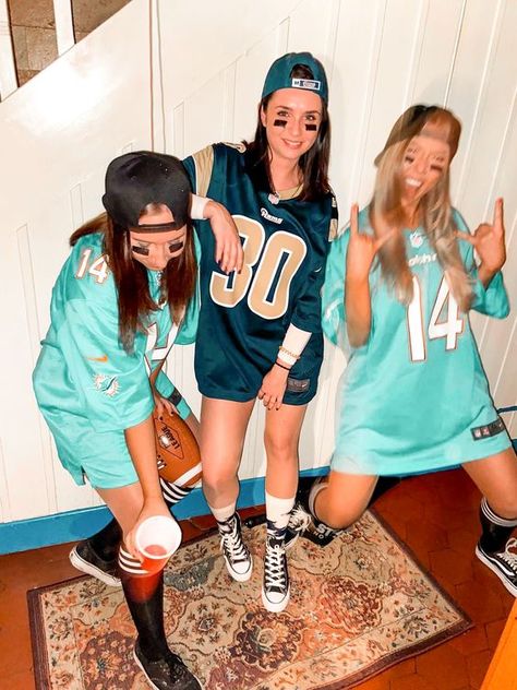 150+ DIY Halloween Costumes for Teenage Girls - Hike n Dip American Football Costume, Halloween Costume Teenage Girl, Football Costume, Girl Group Halloween Costumes, Costumes For Teenage Girl, Teenage Halloween Costumes, Halloween Costumes Teenage Girl, Kostuum Halloween, Cute Group Halloween Costumes