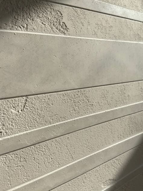 Polished Plaster Texture, Wall Plastering Design, Plaster Facade, Concrete Wall Covering, Plaster Wall Texture, Wall Texture Patterns, Plaster Cornice, Wall Concrete, Venetian Plaster Walls