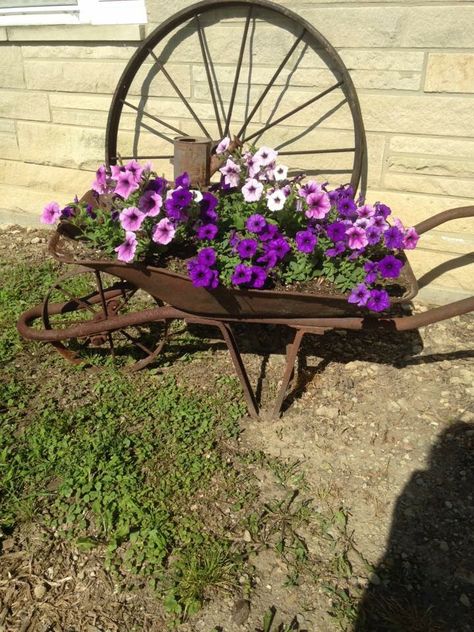 Flowers In Wheelbarrow, Rustic Yard Ideas Easy Diy, Flowers In A Wheelbarrow Ideas, Old Wheelbarrow Ideas Planters, Old Wheelbarrow Ideas, Wheelbarrow Planter Ideas, Wheelbarrow Flowers, Wheelbarrow Planter, Wheelbarrow Garden