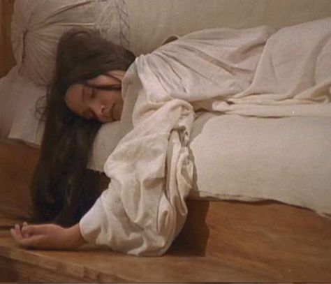 Au Hasard Balthazar, Juliet Capulet, Laying On The Floor, Olivia Hussey, Rest And Relaxation, Ex Machina, Her Eyes, 인물 사진, Romeo And Juliet