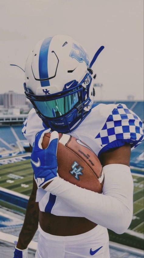 Wide Receiver Wallpaper, Fire Football Pics, Kentucky Football Wallpaper, Nfl Media Day, Football Media Day Pictures, College Football Media Day Poses, Wide Receiver Drip, Football Field Photoshoot, Football Media Day Poses