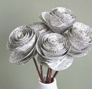 bunga dari koran bekas San Jordi, Newspaper Flowers, Diy Fleur, Diy Flores, Newspaper Art, Fleurs Diy, Newspaper Crafts, Recycled Crafts, Crafty Projects