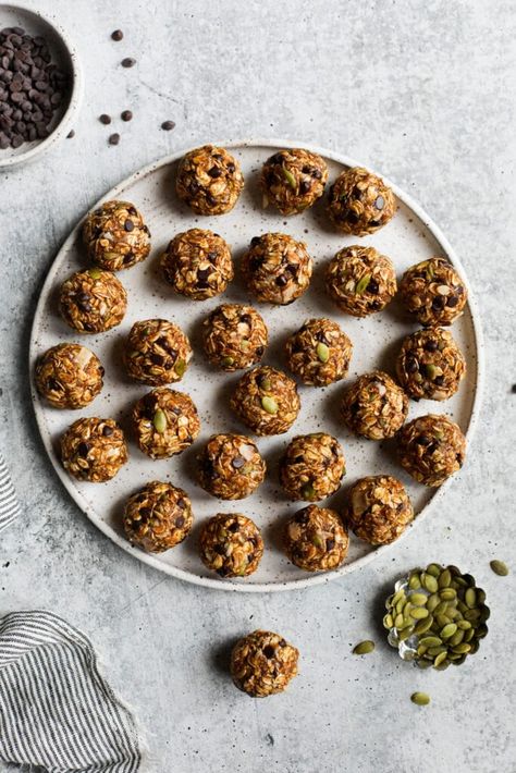 Pumpkin Seed Energy Balls, Pumpkin Protein Balls, Pumpkin Energy Balls, Oats Protein, Pumpkin Balls, Pumpkin Protein, Bake Pumpkin, Yummy Healthy Snacks, Roasted Pumpkin