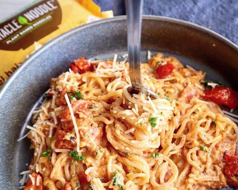 Low-Carb Spaghetti in Tomato Cream Sauce from Rachel! This is oh so good and easy to make with our Miracle Noodle Angel Hair!⁣ Easy Rice Noodle Recipes, Konjac Noodles Recipes, Shirataki Rice Recipes, Low Calorie Spaghetti, Shirataki Recipes, Miracle Noodles Recipe, Miracle Noodle, Low Carb Spaghetti, Keto Noodles