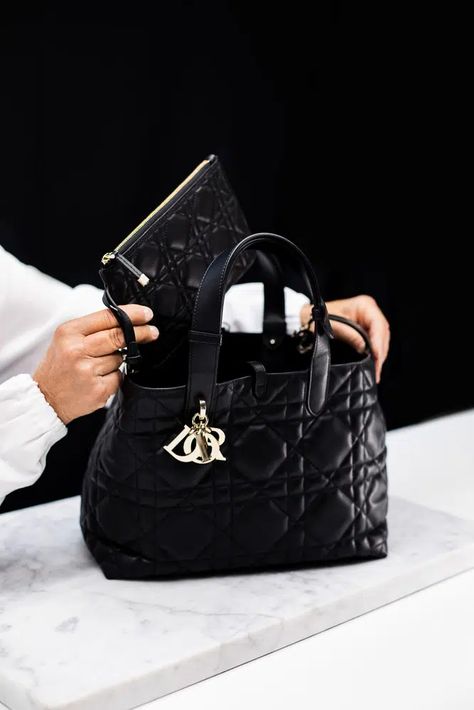 Dior Office, Dior Bag Outfit, Black Designer Bags, Dior Outfit, Dior Purse, Christian Dior Bag, 2023 Ss, Style Formal, Latest Bags