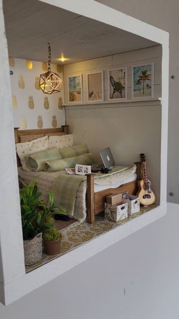 Dolls House Room Box Ideas, Aesthetic Miniature House, Miniature Bedroom Ideas, Mini Rooms Miniatures, Mini Room Diorama, Mini Dollhouse Furniture, Diy Miniature Bedroom, Mini Bedroom Diy, Miniature Room Boxes Diy