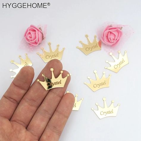 Acrylic Name Sign, ميدالية مفاتيح, Idee Cricut, Mini Crown, Birthday Tags, Custom Mirrors, Mirror Stickers, Wedding Tags, Acrylic Mirror