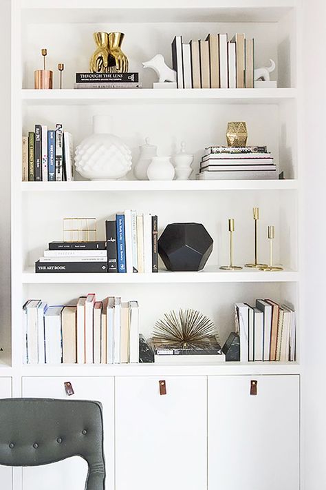 An expert shares her most accessible feng shui living room tips—and reveals the only colors she'd paint this oft-used space. White Bookshelf, Feng Shui Living Room, Shelf Decor Living Room, Decorating Bookshelves, Bookcase Decor, Room Tips, Living Room Shelves, Outdoor Curtains, Elegant Homes