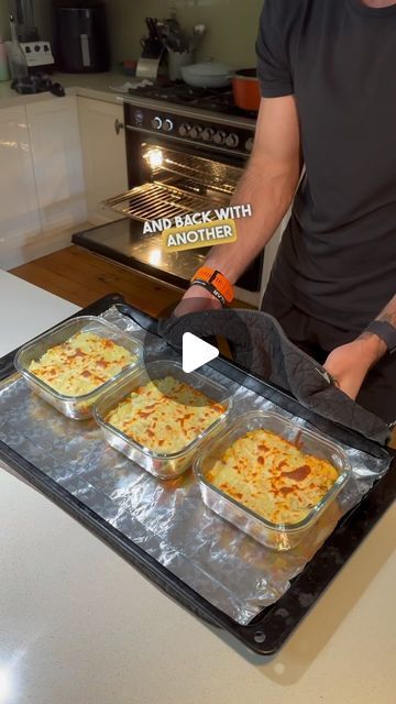 Josh Trinchini on Instagram: "Single serve Shepherds Pie meal prep 🤤   This was packed full of flavour and it’s such a high volume meal meaning it’ll keep you feeling fuller for longer! It is perfect for meal prep or just a healthy lunch/dinner 🙌🏼  Ingredients (for one serve): 150g x Extra lean beef mince 300g x spudlite potatoes 1 cup x frozen veg (peas/corn/carrot) 30g x mozzarella cheese 100ml x chicken stock 15g x tomato paste Salt & pepper Herbs (rosemary, thyme and parsley) 1tbsp x worcestershire sauce (I didn’t have any but you can definitely add this in)  Method: Start by preparing your mashed potatoes and set aside (I literally just steamed my potatoes, seasoned and then mashed with a fork once soft, but if you’d like to make yours fancier then that then go for it!). Preheat yo Shepherds Pie Freezer Meal, Meal Prep Shepards Pie, Single Serve Freezer Meal Prep, Easy Meal Prep Ideas Dinners, Glass Bowl Meal Prep, Single Serve Meal Prep, Frozen Meal Prep, Single Serve Recipes, 1800 Calorie Meal Plan