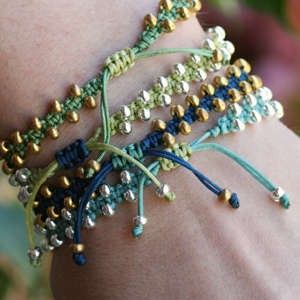 Beaded Macrame Bracelet Crochet Bracelets, Macrame Jewelry Tutorial, Jewelry Making Classes, Bay Of Bengal, Pulseras Diy, Gelang Manik, Macrame Bracelet, Jewelry Making Tutorials, Macrame Jewelry