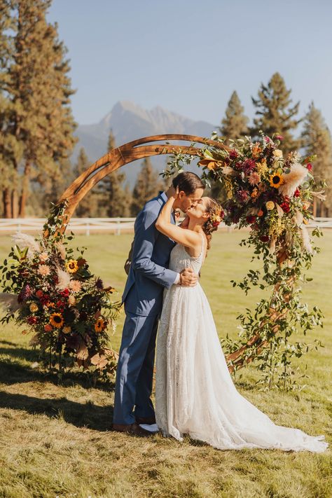 Autumn wedding at a Rustic Montana venue during golden hour! Fall Mountain Wedding Decor, Autumn Bouquets, Wedding In Montana, Mountain Wedding Decor, Ranch Photography, Fall Mountain Wedding, Fall Wedding Arches, Bridal Party Attire, Wedding Themes Fall