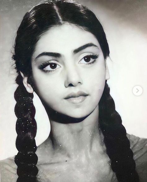 Face Drawing Reference, Fotografi Vintage, Kunst Inspiration, Face Photography, Indian Aesthetic, Hair Reference, Long Braids, Pose Reference Photo, Portrait Inspiration