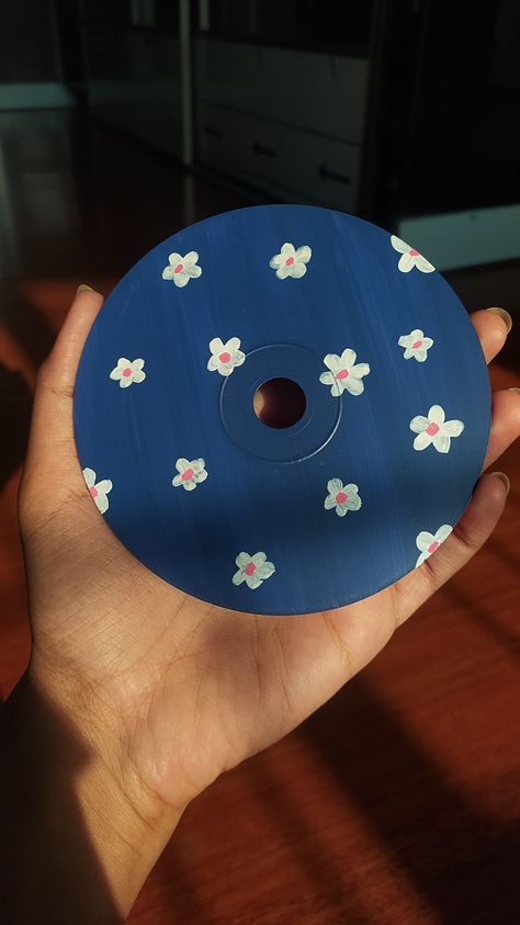 My first try at CD painting 🌼 Disk Painting Ideas Easy, Discs On Wall, Painting On Cd Ideas, Easy Cd Painting Ideas, Cd Diy Ideas, Cd Crafts Decoration, Painting Ideas On Cds, Disk Painting Ideas, Cd Design Ideas Cd Art