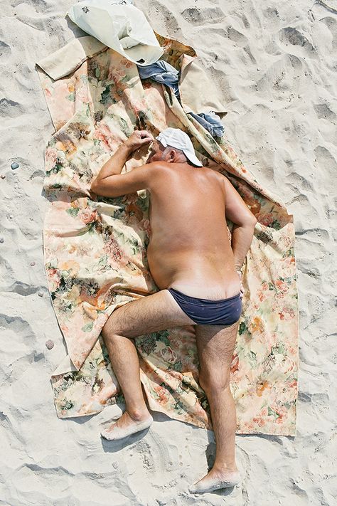 As far as liminal spaces go, the beach might be my favourite one. Anything goes on the beach. A 70 year-old lady with purple hair wearing a thong bikini? Fine. A man wrapped in nothing but a flimsy leopard-print sarong, fluttering in the breeze? Also fine. Is that an entire family having a wee in the sea in unison? Not a big deal. Photo Ciel, Photography Series, People Sleeping, Photographs Of People, Hair Wear, Cindy Crawford, Comfort Zone, Bored Panda, Enjoy Life