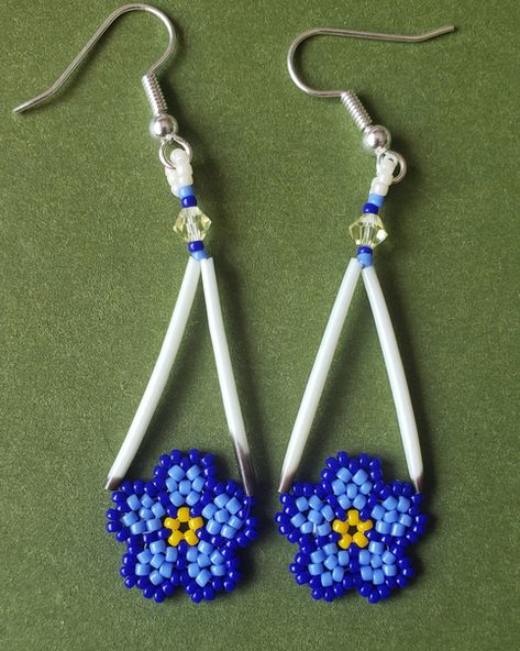 A single forget-me-not flower bracketed by 2 porcupine quills and a crystal at the top for some added sparkle. As always, these are made to order so if you have any custom color request please feel free to ask! Porcupine Quill Jewelry, Beaded Jewelry Pattern, Porcupine Quills, Forget Me Not Flower, Beaded Fringe Earrings, Handmade Jewlery, Beadwork Designs, Beaded Earrings Diy, Brick Stitch Earrings