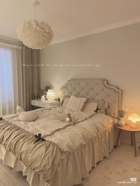 Classic Aesthetic Bedroom, Bedroom Ideas Croquette, Classy Apartment Bedroom, Bedroom Ideas Fancy, Old Money Bed, Coquette Aestethic Room, Classy Room Aesthetic, Rich Girl Bedroom, Fancy Bed