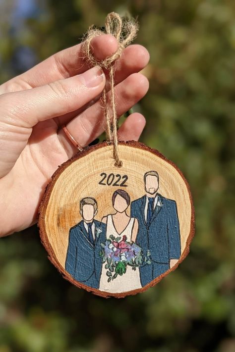 ~Custom Faceless Wedding Keepsake~
Beautiful custom hand painted wedding portraits on wood ornaments. Portraits based off of photographs. A unique way to cherish your special moments from your wedding day. Paintings Gift Ideas, Wood Art Projects, Hand Painted Wedding, Art On Wood, Couple Items, Wedding Art, Wedding Keepsakes, Custom Hand Painted, Wood Ornaments