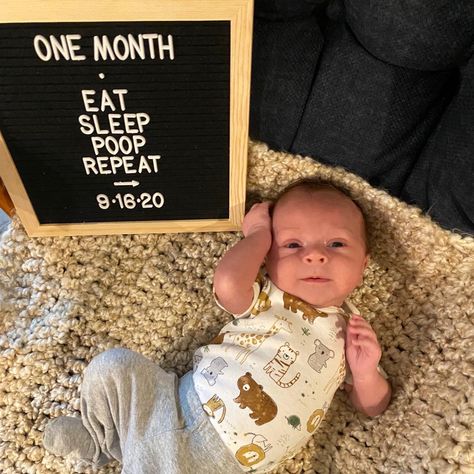 One month baby photo. Photo board says Eat, Sleep, Poop, Repeat. Infant laying on blanket next to sign. Newborn One Month Quotes, One Month Old Milestones Photo Ideas, Boy 1 Month Photo Ideas, One Month Old Photoshoot At Home, One Month Milestones Baby Photos, 1st Month Photoshoot Ideas At Home, Baby Boy Monthly Milestone Ideas, 1 Month Picture Ideas, 1 Month Newborn Photo Ideas