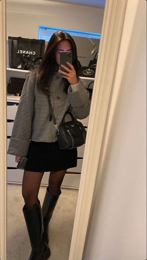 Chic Winter Outfits Street Style, White Skirt Winter Outfit, Estilo Ivy League, Stockholm Stil, Stile Blair Waldorf, Adrette Outfits, Look Adidas, Fest Outfits, Estilo Indie