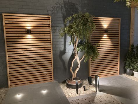 Slatted Garden Wall, Cedar Slat Wall Exterior, Outdoor Wall Paneling Ideas, Exterior Privacy Wall, Exterior Wood Slat Wall, Slat Wall Exterior, Outdoor Slat Wall, Exterior Wood Paneling, Horizontal Slat Fence