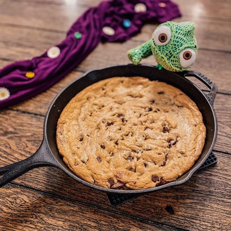 Rapunzel's Ooey Gooey Frying Pan Cookie - Drop of Disney Tangled Themed Desserts, Rapunzel Snacks, Frying Pan Cookies, Superbowl Snack, Themed Meals, Disney Dance, Dance Decor, Rapunzel Wedding, Chocolate No Bake Cookies