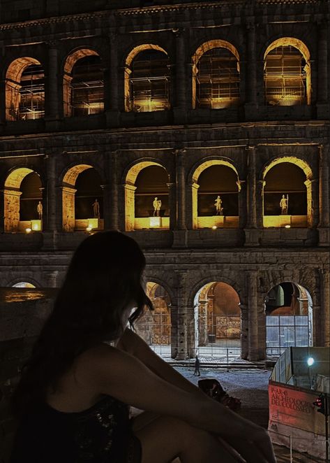 Colosseum Instagram Pictures, Rome Italy Instagram Pictures, Rome Girl Aesthetic, Rome Instagram Pictures, Woman In Italy, Rome Girl, Italy Night, Rome At Night, Rome Aesthetic