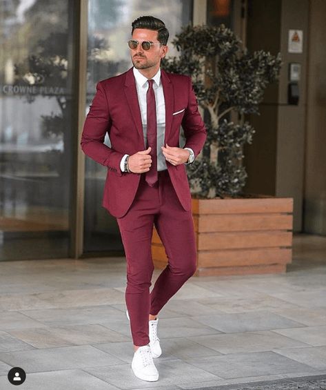 Outfits with Sneakers (8) Maroon Suit, Terno Slim, Suits And Sneakers, Blazer Outfits Men, Dinner Suit, Wedding Suits Groom, Designer Suits For Men, Groomsmen Suits, Tuxedo Wedding