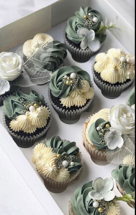 Green Cupcakes Birthday, Green Cupcakes Ideas, Sage Green Cupcakes, Cupcakes Baby Shower, Shower Dessert Table, Baby Shower Dessert, Black Cupcakes, Green Cupcakes, Bridal Shower Cupcakes