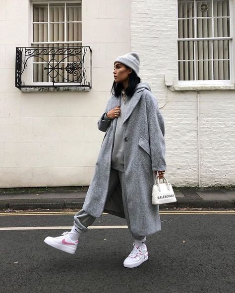 Monochrome Tracksuit Outfit Ideas #tracksuit #sportyfashion #sportyoutfit #sportylook #monochromestyle #monochromeoutfit #denimbagpattern #sneakers #newbalancewomenshoes #gray #outfitinspiration #fashionblog #fashionblogger Minimalista Sikk, Skirt Labuh, Adrette Outfits, Moda Streetwear, Populaire Outfits, Mode Casual, Grey Coat, Stil Inspiration, Mode Ootd