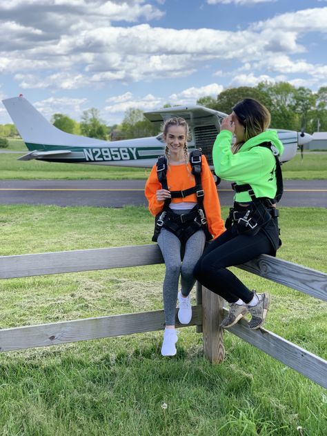 Sky dive Sky Dive Aesthetic, Sky Diving Outfit, Skydiving Outfit, Skydiving Pictures, Adventure Equipment, Diving Australia, Sky Dive, Dubai Women, Sky Diving