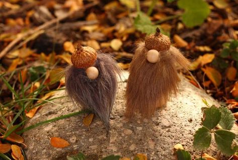 Acorn Gnomes Acorn Creatures, Christmas Acorns, Acorn People, Acorn Craft, Acorn Art, Gnome Diy, Xmas Decorations Diy, Acorn Decorations, Craft Ornaments