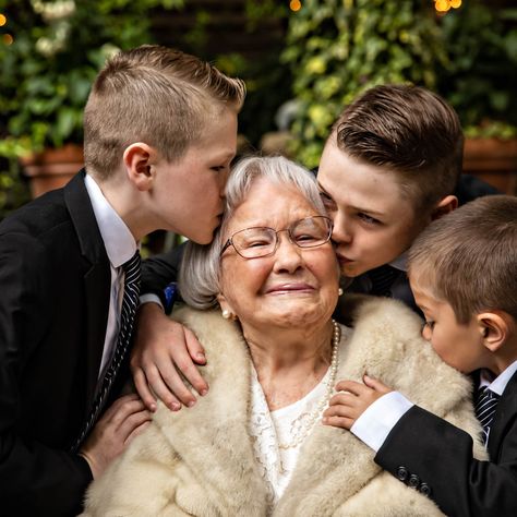 Grandparent And Grandchildren Photos, Great Grandparents Photoshoot, Grandmother With Grandchildren Photo, Grandparent Pictures Poses, Family Photos Grandparents Grandchildren, Photo Shoot With Grandparents, Grandparent Poses Family Pics, Family Photo With Grandma, Grand Parent Photo Shoot